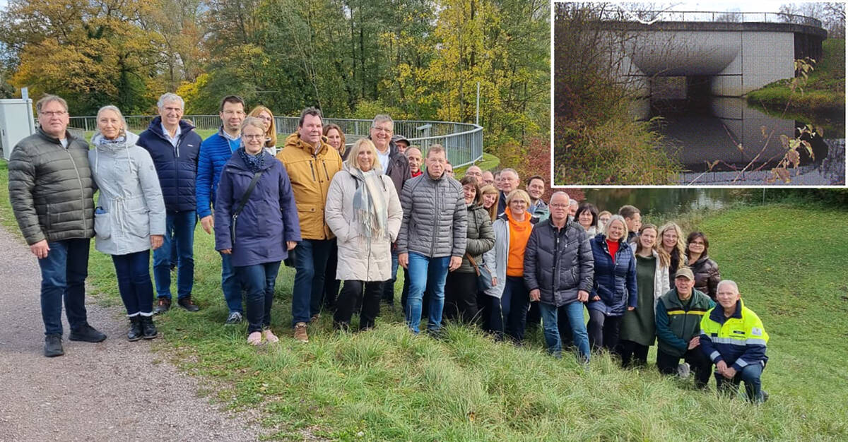 Gruppenfoto an einem der Durchlassbauwerke von einem Rückhaltebecken zur nächsten Fläche.
