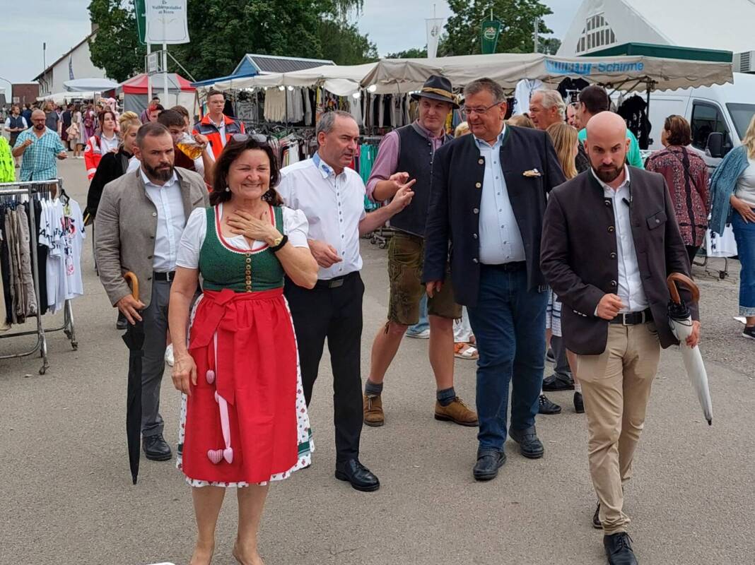 Hubert Aiwanger besucht den Barthelmarkt 2024