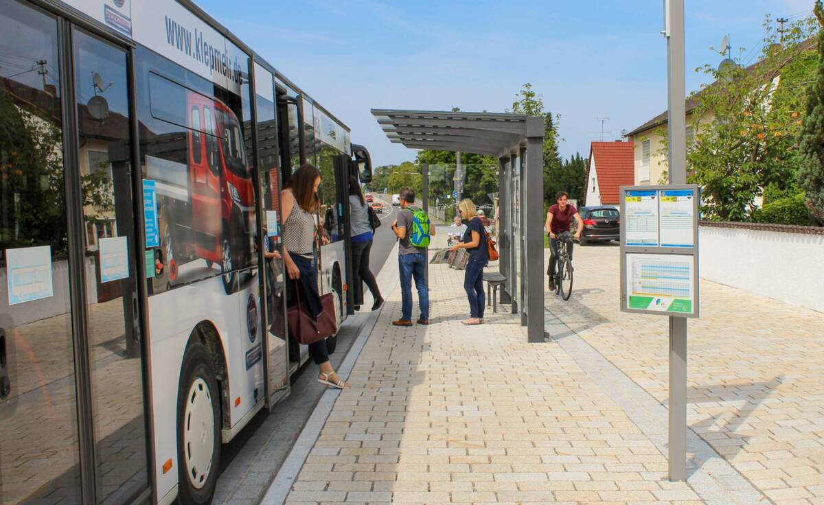 Bus an Bushaltestelle Lindenstraße Manching