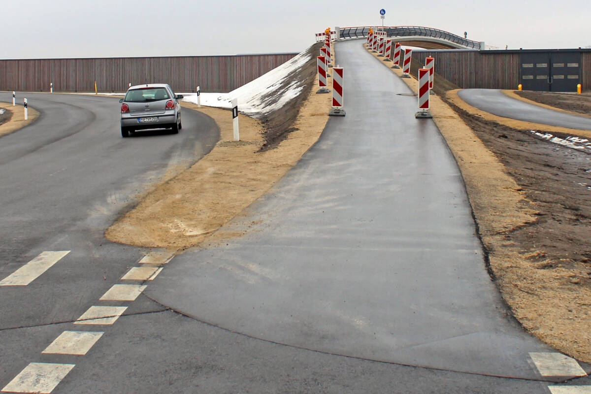 Rampe zur Geh- und Radwegbrücke über B16 im Manchinger Osten Richtung Flugplatz
