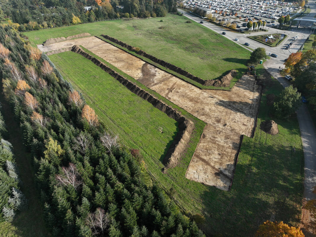 Technologiepark-Ost: Der künftige Straßenverlauf wird ausgebaggert - der Humus wurde bereits abgetragen.